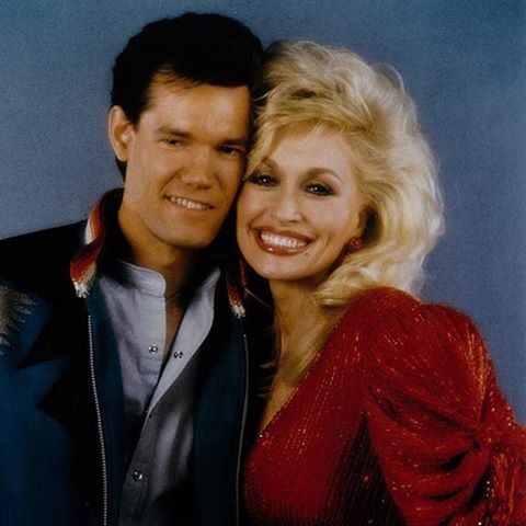 WHO WOULD GUESS RANDY TRAVIS ONCE FROZE IN FRONT OF DOLLY PARTON? WHO WOULD GUESS RANDY TRAVIS ONCE FROZE IN FRONT OF DOLLY PARTON?